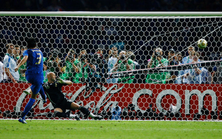 Il rigore di Grosso in Italia - Francia, finale dei Campionati Mondiali di Calcio del 2006, riconosciuto più volte per il suo valore di “orgasmo calcistico”. L’epicità di questo match è dovuta anche alla celebre “testata di Zidane”, che ci ricorda come, a volte, grandi opere d’arte siano dedicate alle persone sbagliate.